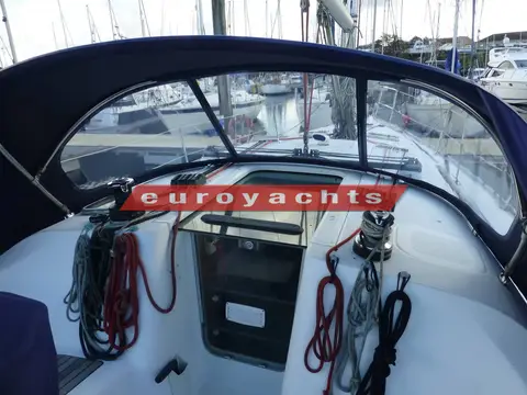 Beneteau Oceanis 343: companionway under the blue sprayhood with lines led aft to winches either side