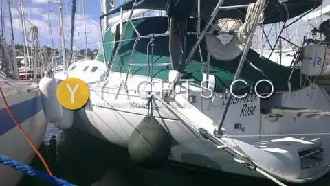 Beneteau Oceanis 351: port side of the hull moored stern-to with green sprayhood, bimini and fenders