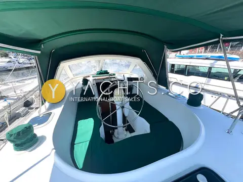 Beneteau Oceanis 36 CC: centre cockpit under green enclosure with wheel and green cushions