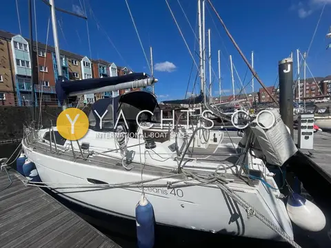 Beneteau Oceanis 40: port bow view showing hull, sprayhood and fenders against a pontoon