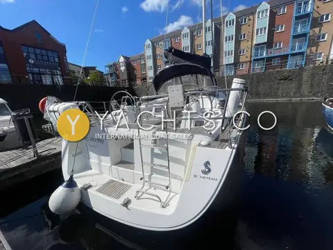 Beneteau Oceanis 40: stern with open transom, boarding ladder and twin wheels in the cockpit