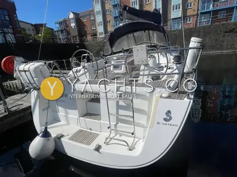 Beneteau Oceanis 40: transom view showing bathing platform, ladder, liferaft and cockpit enclosure frame