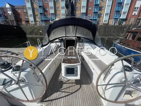 Beneteau Oceanis 40: cockpit seen from aft with twin wheels, teak sole and folding table