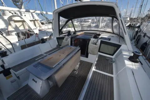 Beneteau Oceanis 41 Express: cockpit with folding table, teak-laid seats and twin helm stations under sprayhood