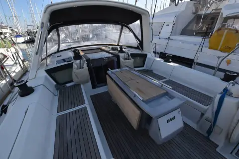 Beneteau Oceanis 41 Express: cockpit seen from the side with central table and sprayhood forward
