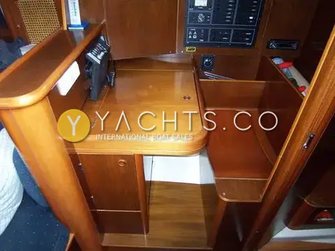 Beneteau Oceanis 411 Clipper: chart table with electrical panel, VHF radio and CD player above
