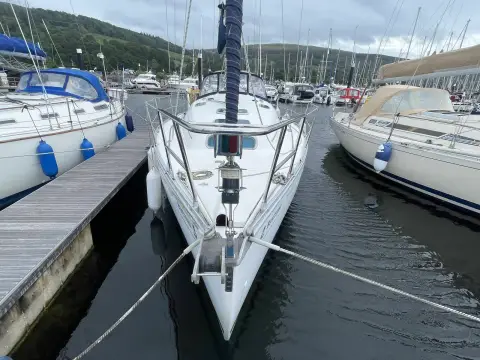 Beneteau Oceanis Clipper 321: bow view from the pontoon showing pulpit, stanchions and furled headsail