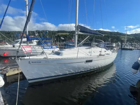 Beneteau Oceanis Clipper 321: port side of the hull afloat in the marina with hills behind