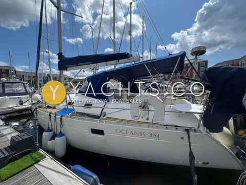Beneteau Oceanis Clipper 381: port side hull showing Oceanis 381 lettering, fenders and lifebuoy