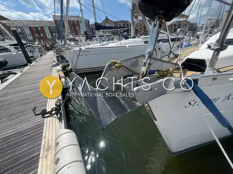 Beneteau Oceanis Clipper 381: sugar scoop stern with walk-through transom and swim platform beside pontoon
