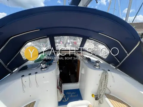Beneteau Oceanis Clipper 381: navy sprayhood with clear windows framing the companionway from the cockpit