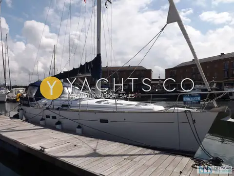 Beneteau Oceanis Clipper 411: starboard side of hull at pontoon under cloudy sky, sprayhood fitted