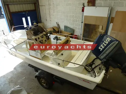 Boston Whaler Newport 17: view from above showing console, wooden backrest seat and blue Selva-cowled outboard