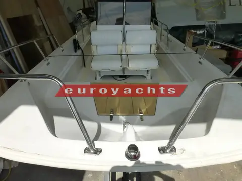 Boston Whaler Newport 17: looking aft from the bow over pulpit rails, wooden deck panel and forward seats