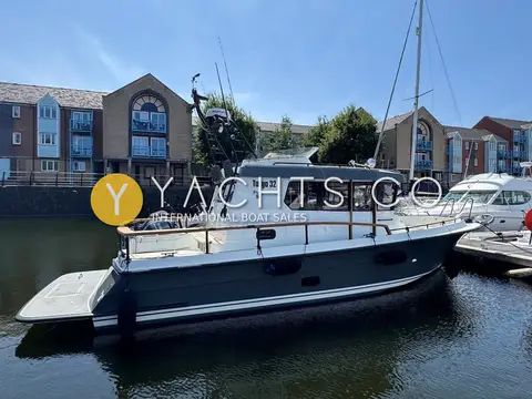 Botnia Targa 32: bow quarter view of the dark grey hull and white superstructure alongside a pontoon
