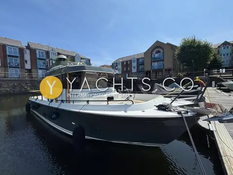Botnia Targa 32: starboard bow view showing grey hull, white double waterline and foredeck guardrails