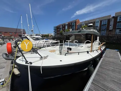 Botnia Targa 32: foredeck with bow ladder, anchor and black guardrails, moored beside a timber pontoon