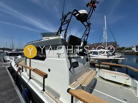Botnia Targa 32: wheelhouse side with radar arch, teak-capped rails and side deck seating