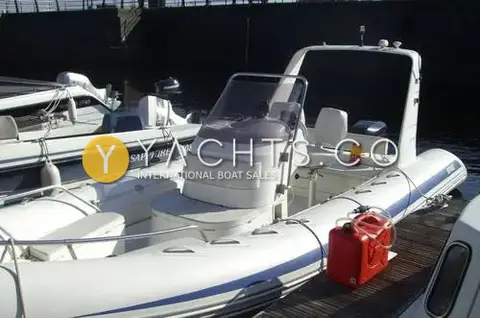 Brig 600 Eagle: port side view of console, windscreen and helm seats with red fuel can on pontoon