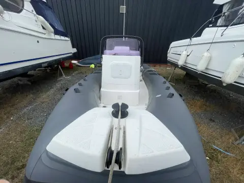 Brig RIBs Navigator 520: bow view ashore showing white forward locker lids, anchor fitting and centre console
