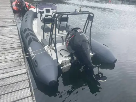 Brig RIBs Navigator 520: stern view at pontoon showing Suzuki outboard, aft bench seat and stainless arch