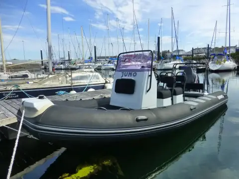 Brig RIBs Navigator 610: port side view at the pontoon showing grey tubes, console and A-frame under blue sky