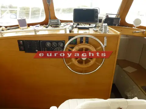 Bruce Roberts Waverunner 45: helm console with wooden wheel, engine gauges and chart plotter display