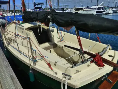 Cornish Crabber 22 Gaff Cutter: cockpit and cream deck viewed from the pontoon, mainsail under its dark cover