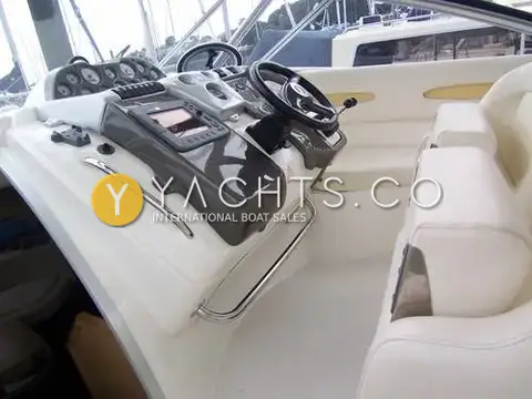 Cranchi 32 Zaffiro Reduced: helm station with dark dash panel, chart plotter, steering wheel and cream seating