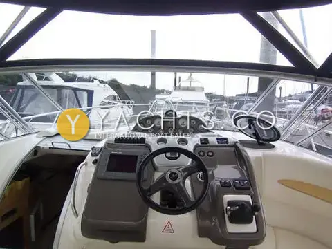 Cranchi 32 Zaffiro Reduced: view forward from the helm through the windscreen, showing gauges, plotter and throttles
