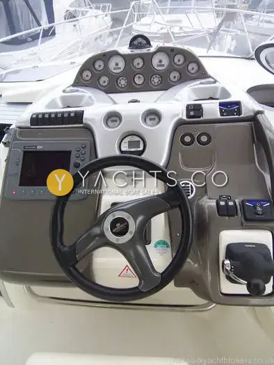 Cranchi 32 Zaffiro Reduced: helm dashboard with plotter, steering wheel, switch panels and throttle control