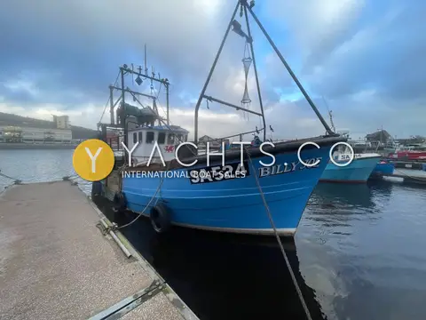 Cygnus Marine GM33: port bow of blue hull with SA 524 and name lettering, moored alongside a pontoon