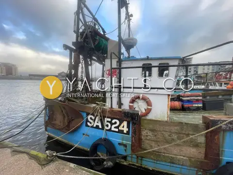 Cygnus Marine GM33: starboard side with wheelhouse, lifebuoy, gantry and SA 524 registration on the bow