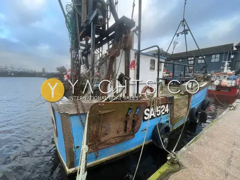 Cygnus Marine GM33: stern quarter showing gantry, worn transom paintwork and SA 524 registration