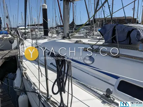 Dufour 36 Classic Owners Version: port side deck with Dufour badge, grabrail and lines led aft
