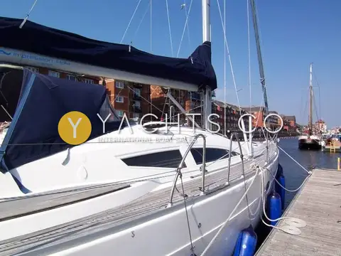 Elan Marine Elan Impression 434: port side deck with teak decking, blue fenders and covered boom alongside a pontoon