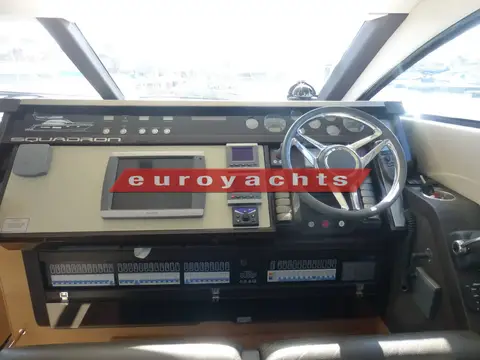 Fairline Squadron 42: lower helm console with chartplotter, instrument displays and steering wheel