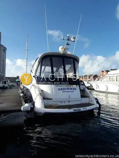 Fairline Targa 40: stern view with canopy, radar arch and bathing platform at a marina berth