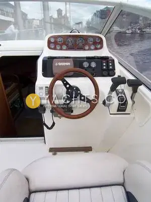 Falcon 27: helm console with wood-trimmed dials, Garmin unit, wooden wheel and twin throttles
