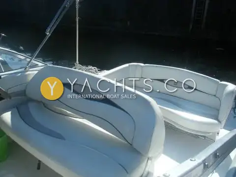 Four Winns 238 Vista: cockpit with white and grey upholstered helm seat and aft bench seating