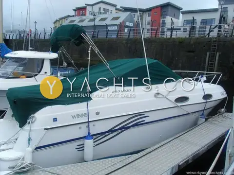 Four Winns 238 Vista: side view moored with dark green cockpit cover and canopy fitted over the cockpit