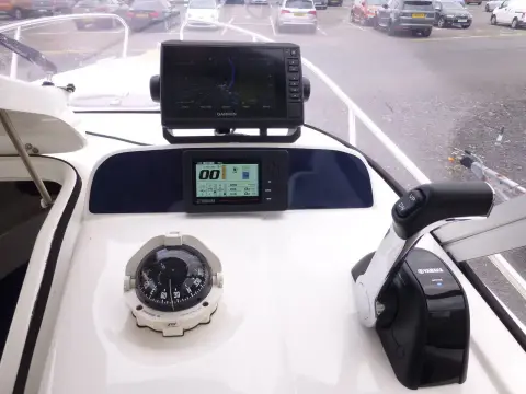 Galeon Galia 640 Timo: dashboard with touchscreen plotter, digital engine display, compass and throttle control