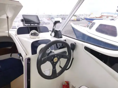 Galeon Galia 640 Timo: helm station with steering wheel, compass, throttle lever and plotter on dash