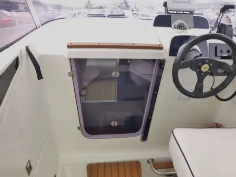 Galeon Galia 640 Timo: sliding glazed door between wheelhouse and cockpit, with teak flooring and helm seat