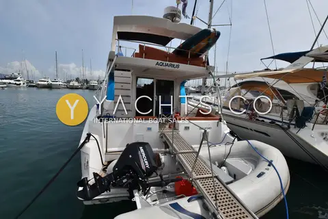 Gulf Craft Oryx 46 Fly: stern with tender stowed on the swim platform and gangway extended to the quay