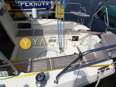 Haber 800: cockpit from above with teak seats, sheet winch and blue mainsheet tackle