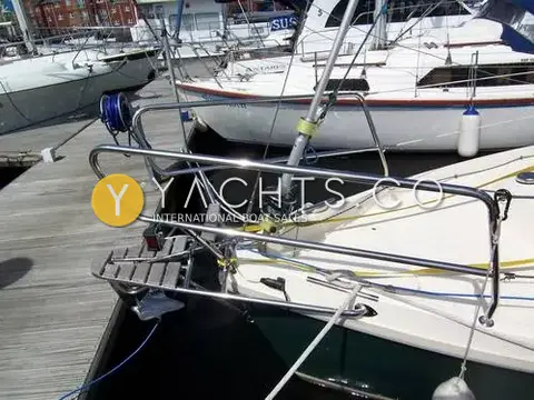 Haber 800: bow pulpit with teak step and bow anchor platform beside the pontoon