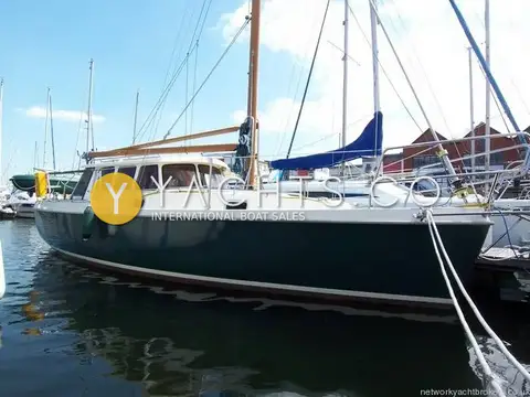 Haber 800: port side profile showing dark green hull, cream wheelhouse and tan gaff spars