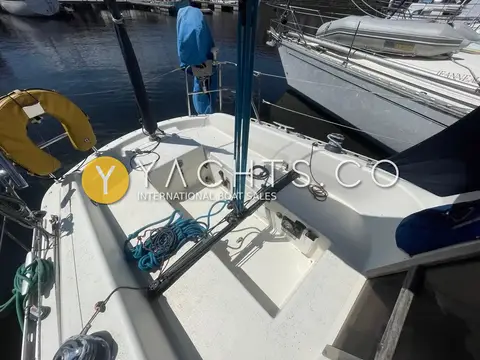 Hanse 301: self-draining cockpit with open seat locker, tiller and coiled blue mainsheet