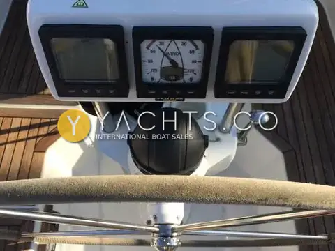 Hanse 315: instrument binnacle with three displays including wind instrument, seen over the wheel